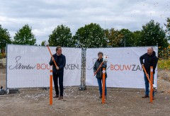 Foto wethouder hans haze geeft startsein voor bouw appartementencomplex