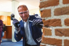 Bert nederveen bikt steentje uit gemeentehuis leek