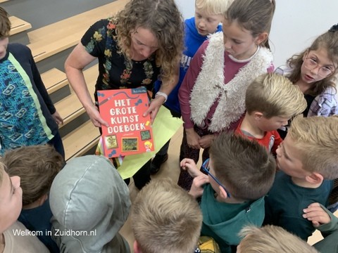 Scholen ontvangen Grote Kunst Doeboek